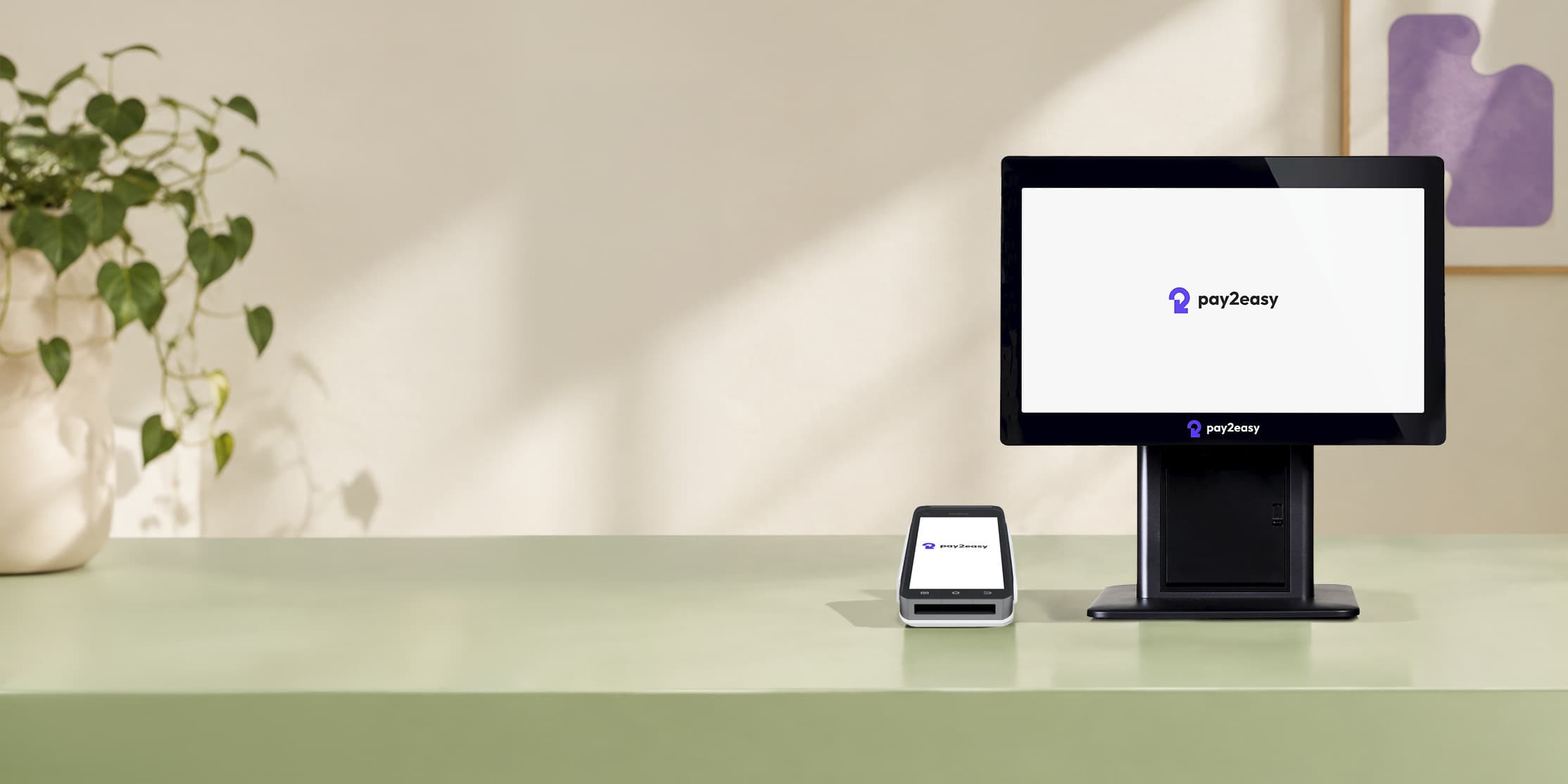 Pay2Easy Windows-Kasse und Kartenterminal auf einem Tresen